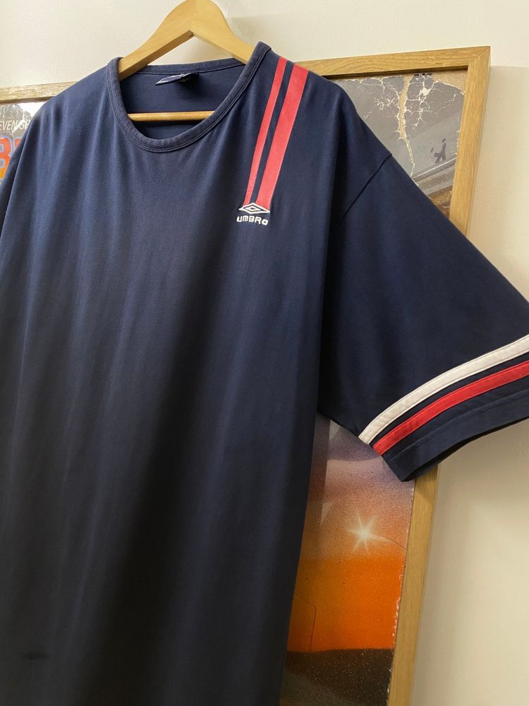 2000s Umbro Double Red Striped Shoulder Logo Navy Tee imagen 4