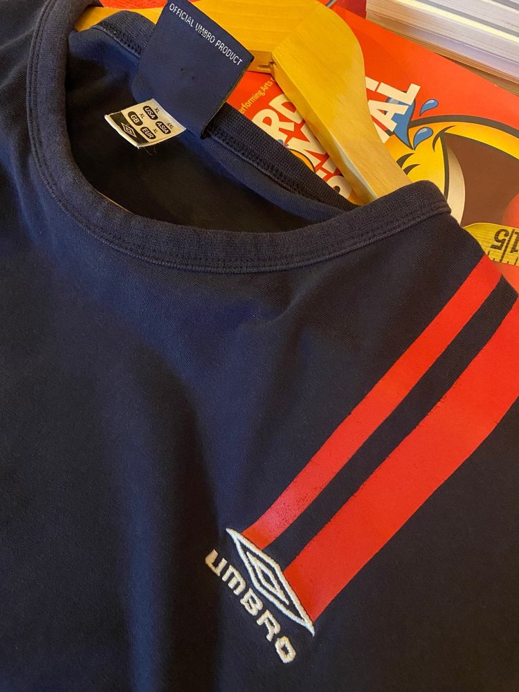 2000s Umbro Double Red Striped Shoulder Logo Navy Tee imagen 5