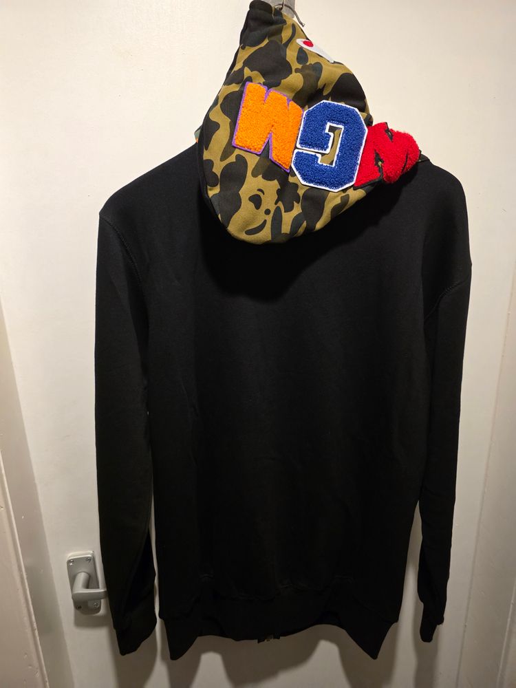 This Black Zip-Up Hoodie With Shark Face And Half  Camo Hood imagen 3
