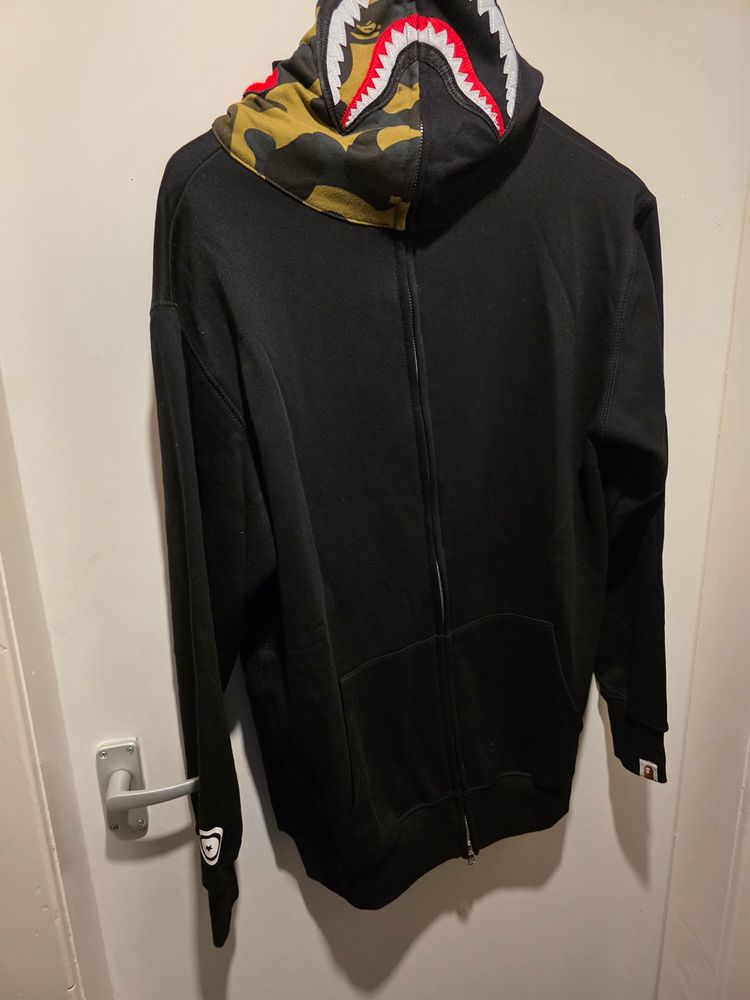 This Black Zip-Up Hoodie With Shark Face And Half  Camo Hood imagen 4