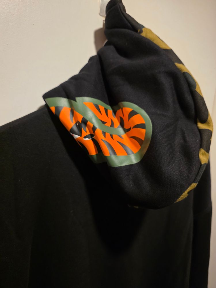 This Black Zip-Up Hoodie With Shark Face And Half  Camo Hood imagen 5