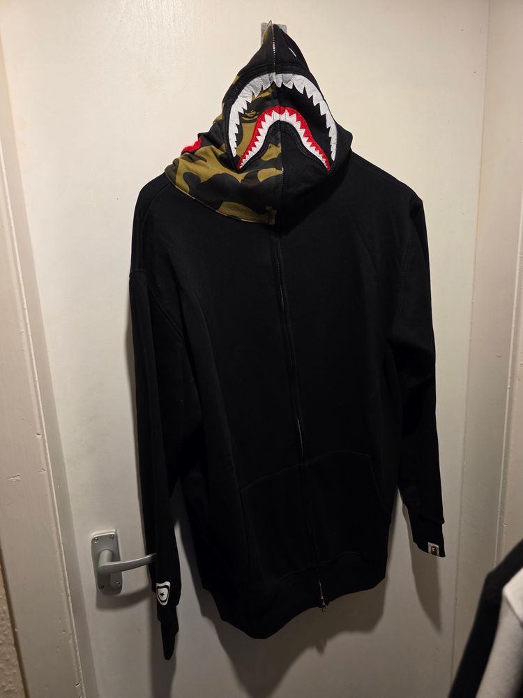 This Black Zip-Up Hoodie With Shark Face And Half  Camo Hood imagen 2