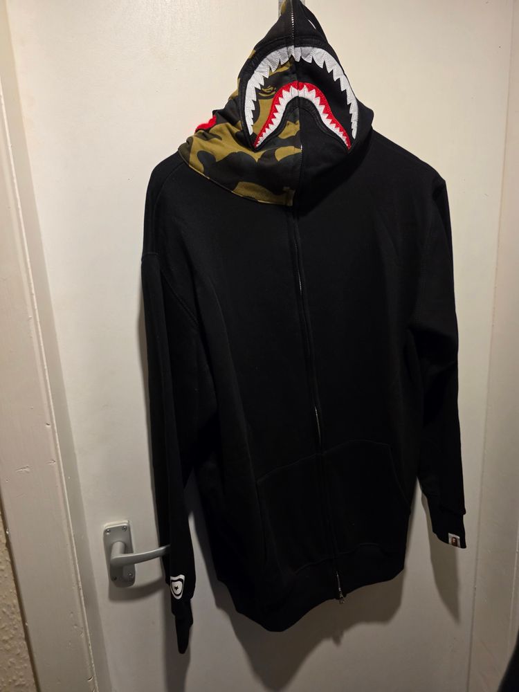 This Black Zip-Up Hoodie With Shark Face And Half  Camo Hood imagen 1