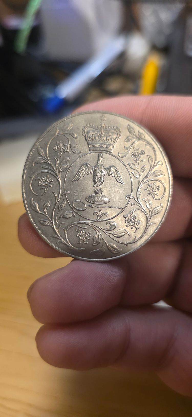 £3). 1977 commemorative coin Royal mint  image 5