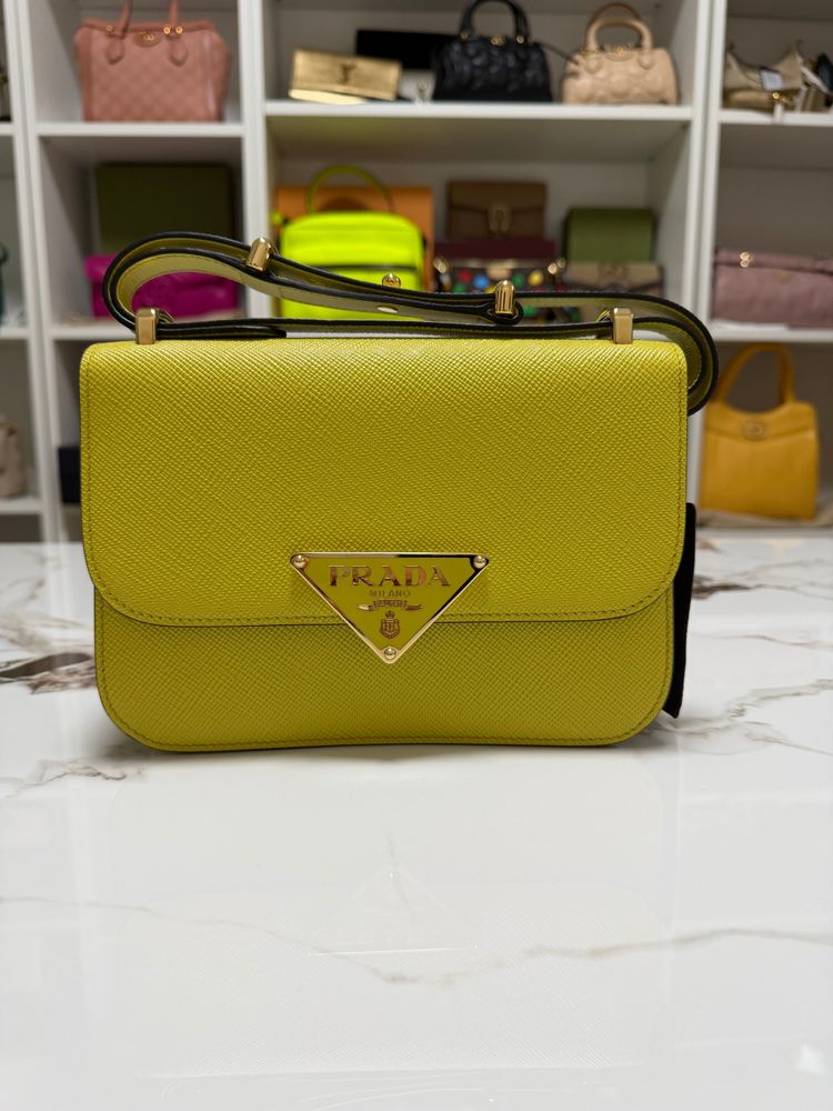 Borsa a spalla Prada in Saffiano con pattina