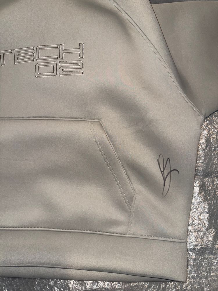 Felpa Bershka Autografata – Jannik Sinner – Con  foto prova 