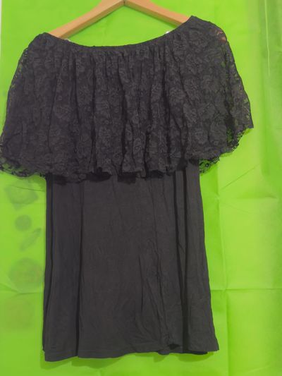Vestido negro con hombros descubiertos