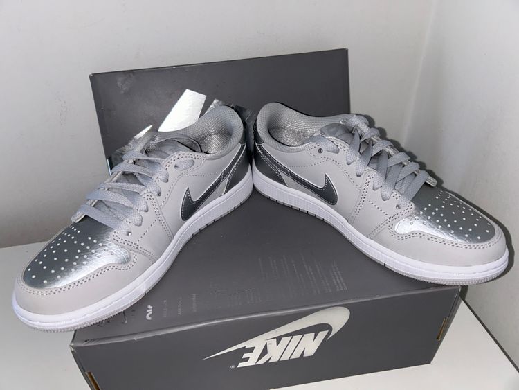 Air Jordan 1 Low Metallic Silver UK4.5 obraz 7