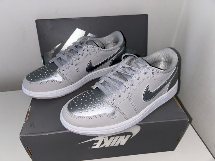 Air Jordan 1 Low Metallic Silver UK4.5 obraz 2