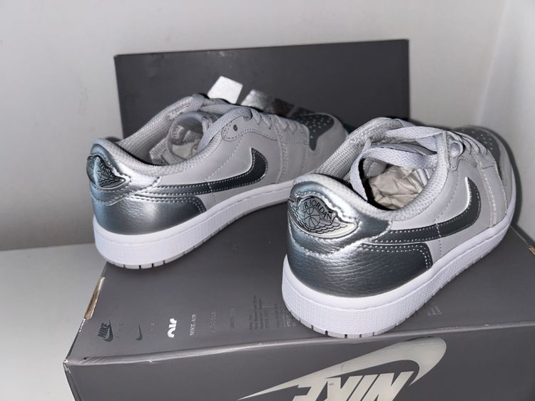Air Jordan 1 Low Metallic Silver UK4.5 obraz 6