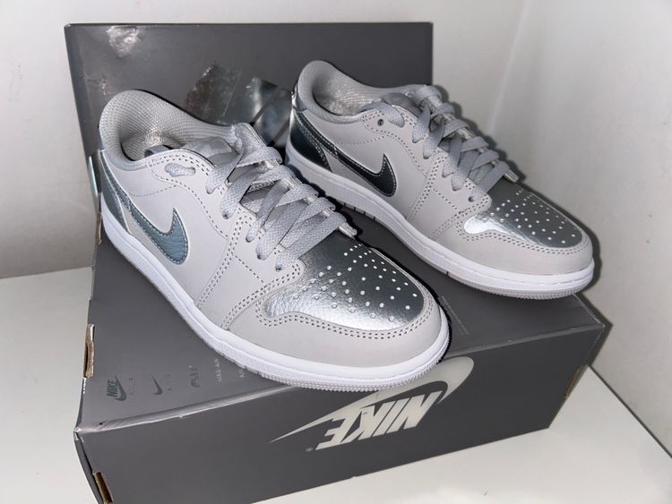 Air Jordan 1 Low Metallic Silver UK4.5 imagen 1