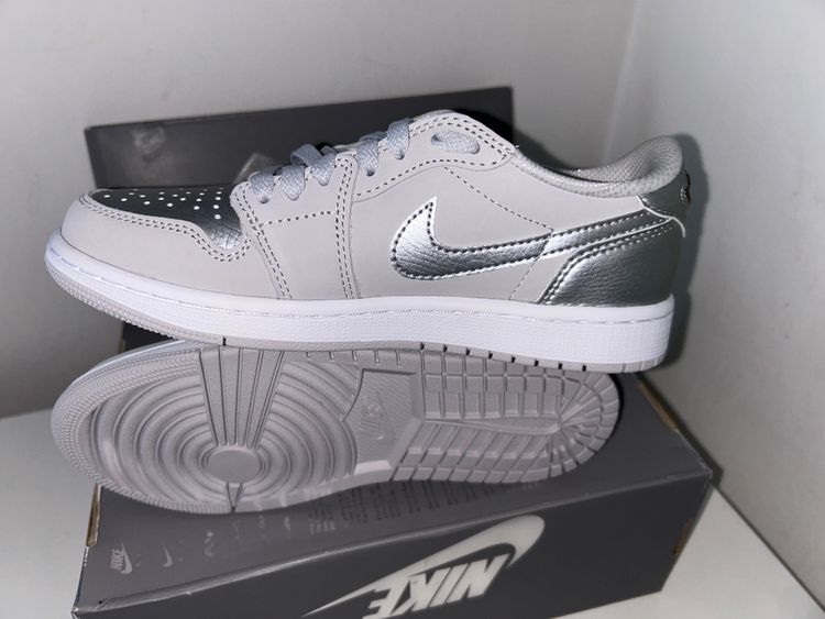 Air Jordan 1 Low Metallic Silver UK4.5 obraz 3