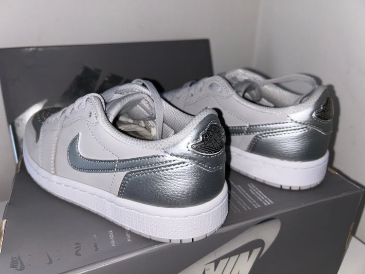 Air Jordan 1 Low Metallic Silver UK4.5 obraz 5
