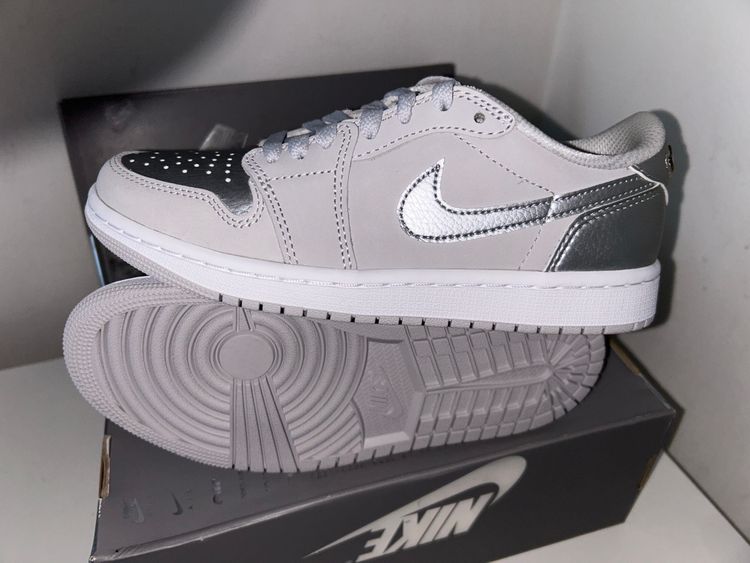 Air Jordan 1 Low Metallic Silver UK4.5 obraz 4