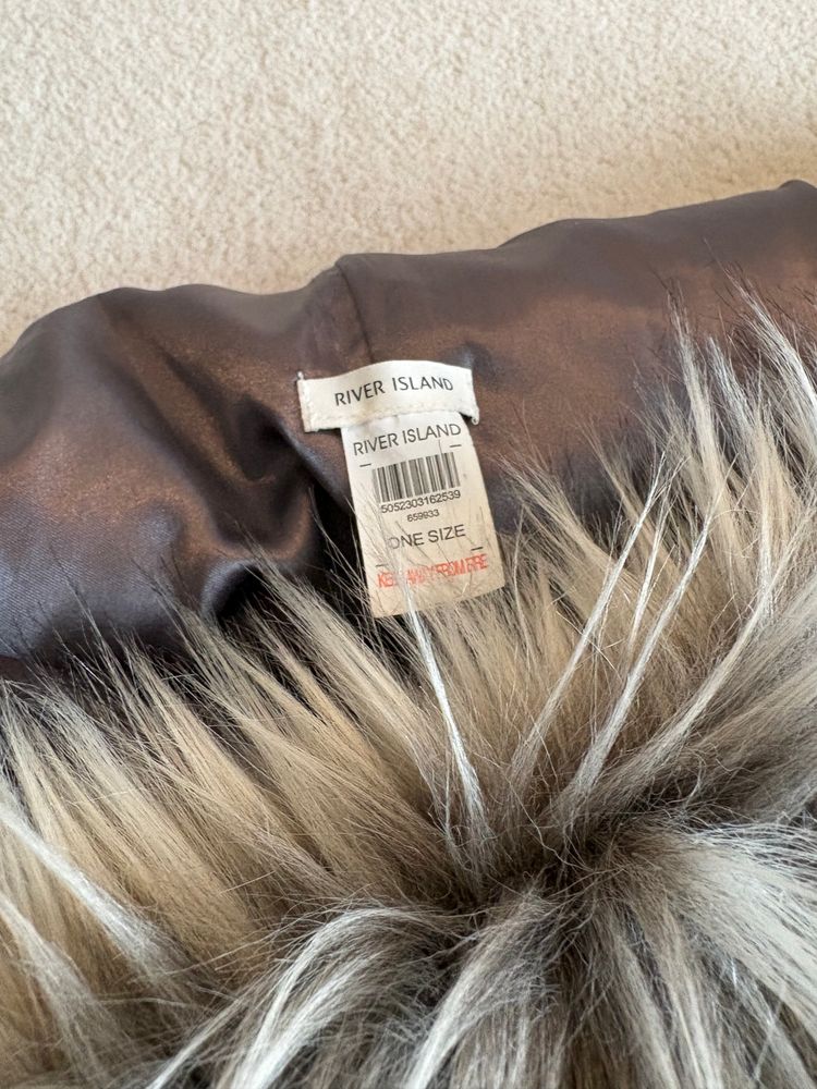River Island- Grey Faux Fur Scarf Or Stole image 2