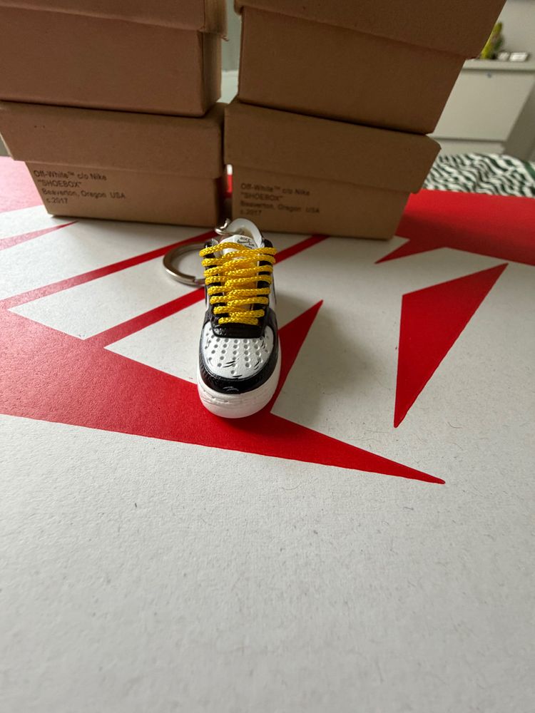 Miniature Sneaker Keychain imagen 2