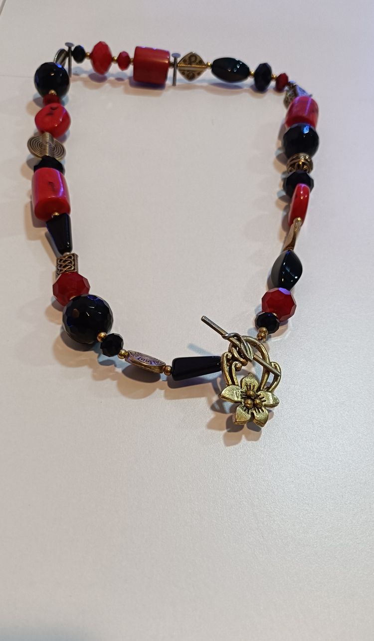 Vintage-Style Floral Toggle Clasp Beaded Collar