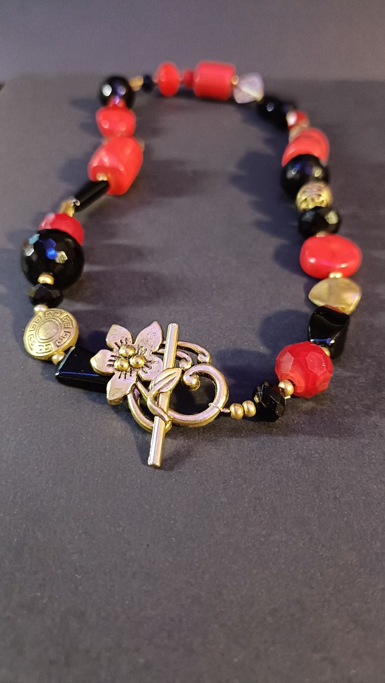 Vintage-Style Floral Toggle Clasp Beaded Collar image 9