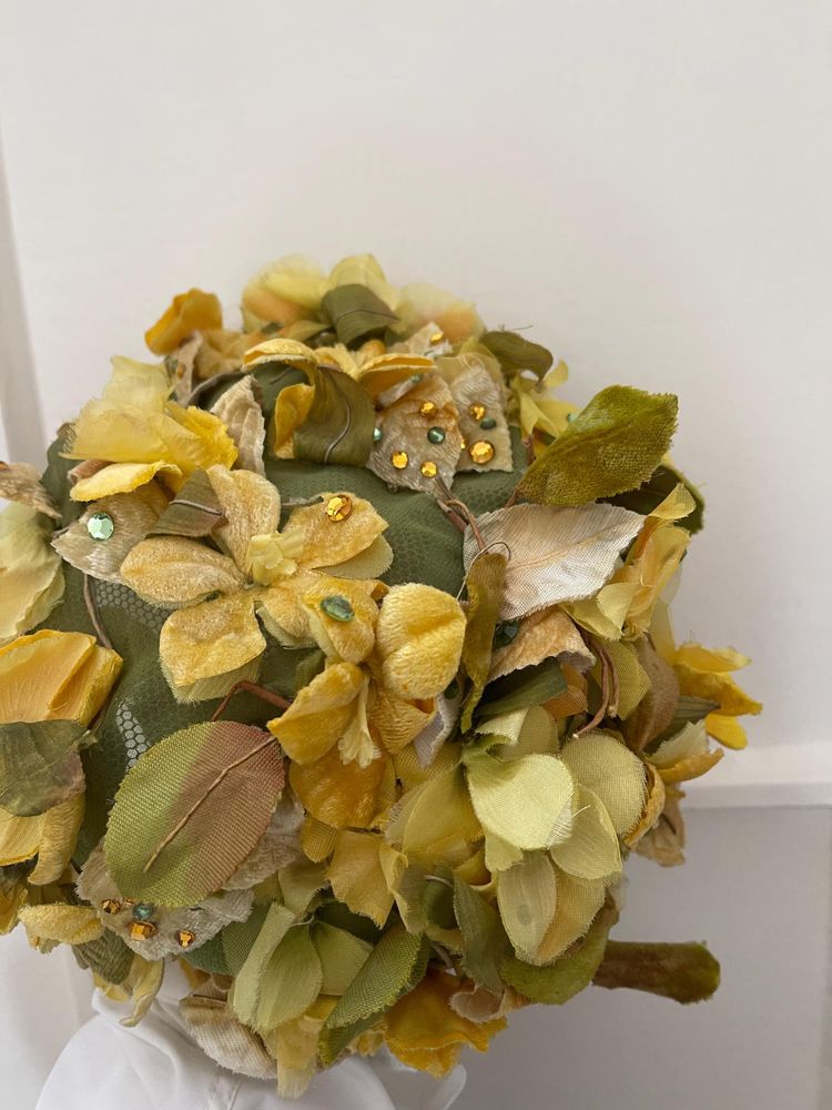 1950s Christian Dior Yellow and Green Floral Crystal Hat imagen 7