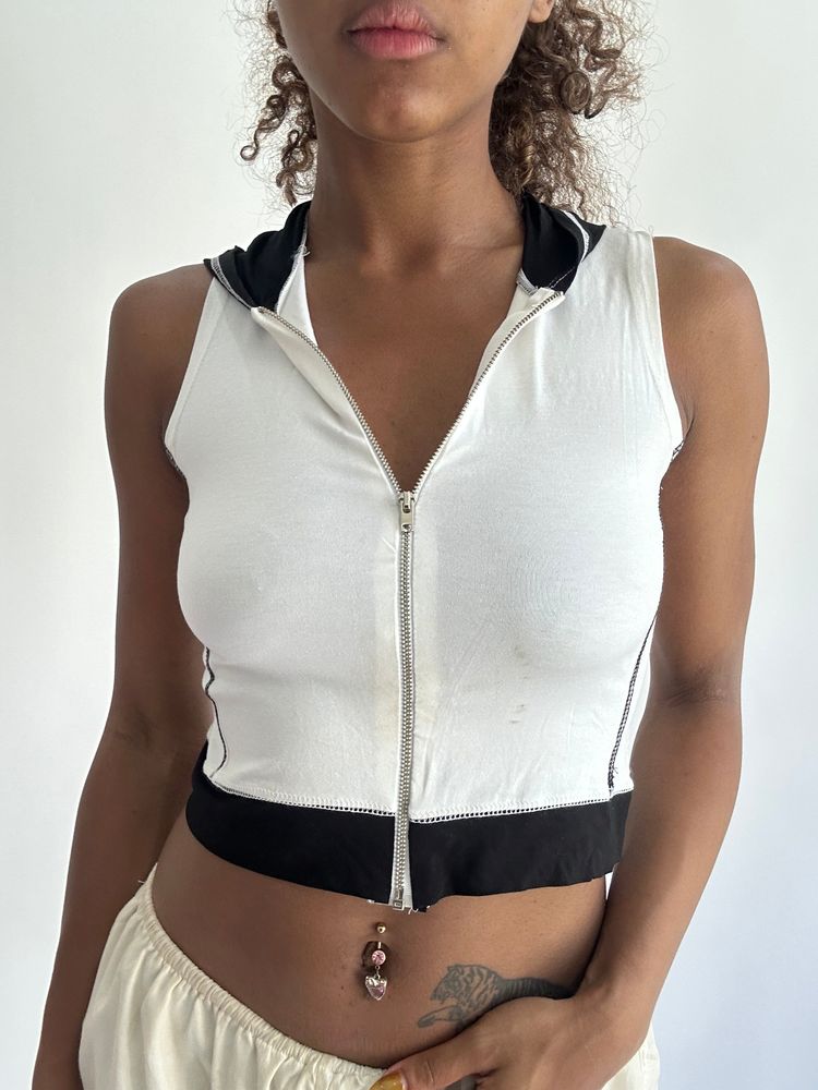 💻‼️ | extra small black and white cropped sleeveless hooded top 3