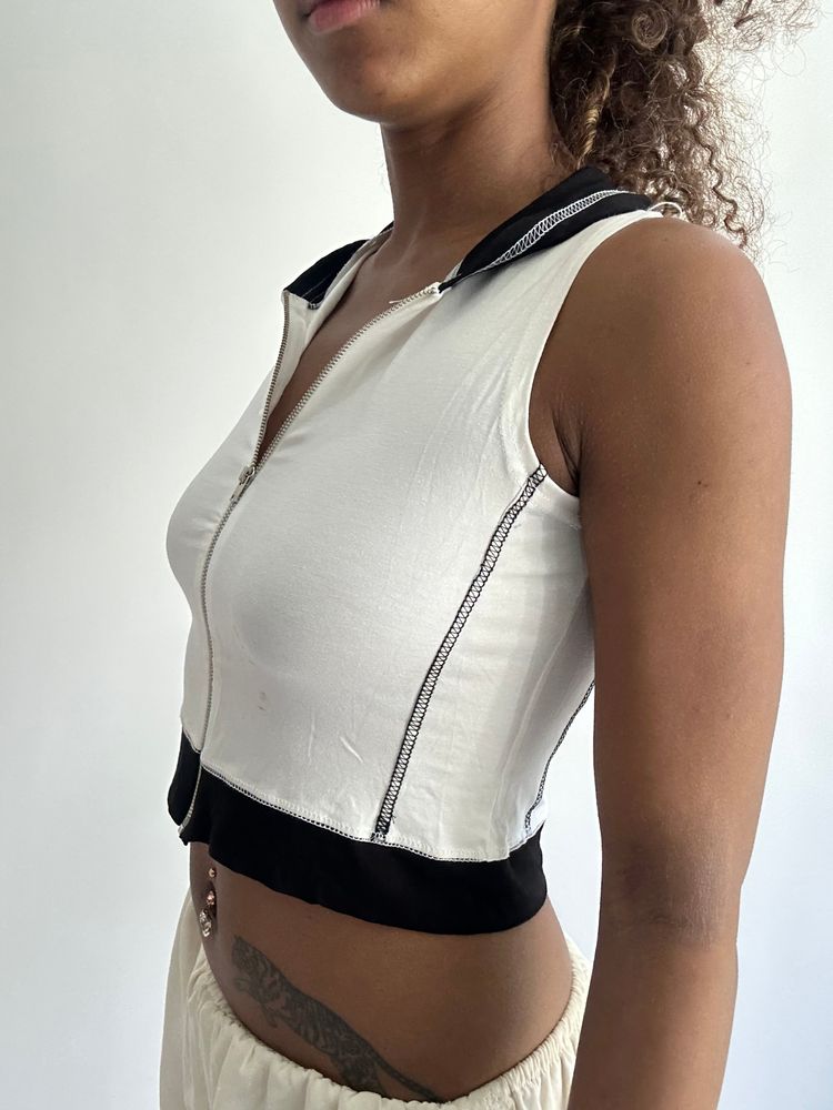 💻‼️ | extra small black and white cropped sleeveless hooded top 5