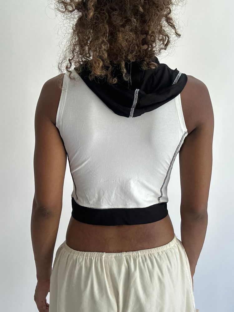 💻‼️ | extra small black and white cropped sleeveless hooded top 2