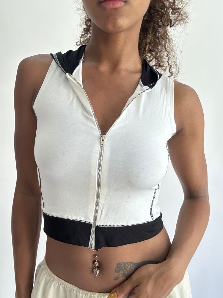 💻‼️ | extra small black and white cropped sleeveless hooded top