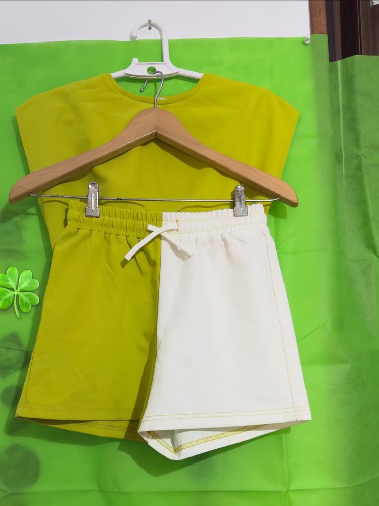 Conjunto De Top Amarillo Y Pantalones Cortos De Dos Tonos