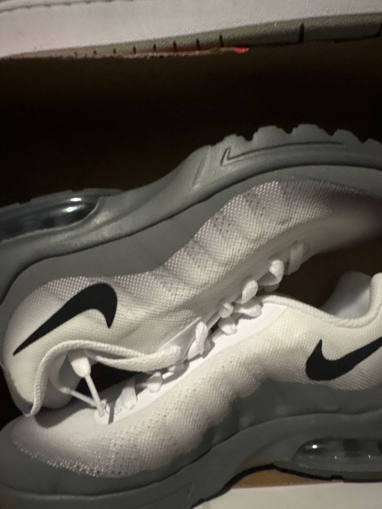 Immagine di Nike White Sneakers 1