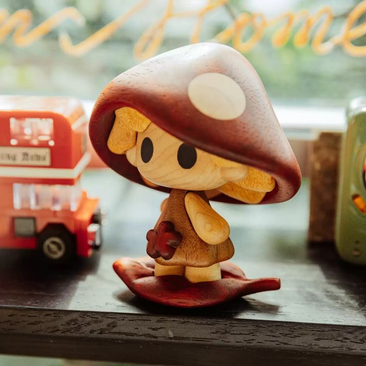 Wooden Mushroom Figurine imagen 1