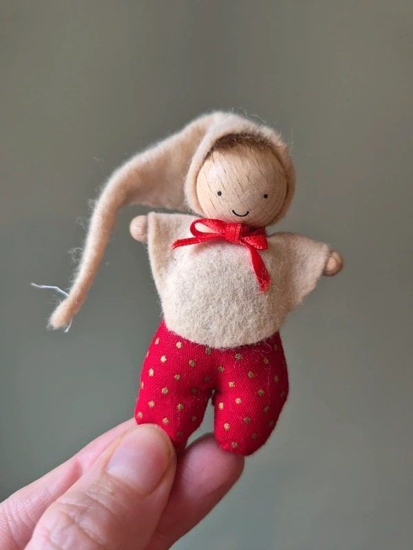 Immagine di Set Of Five Small Fabric Dolls 5