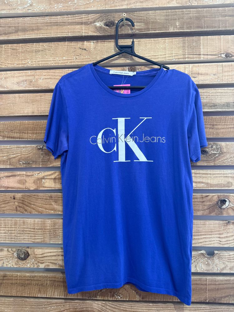 Vintage Y2K Calvin Klein logo T-shirt. Size Medium.