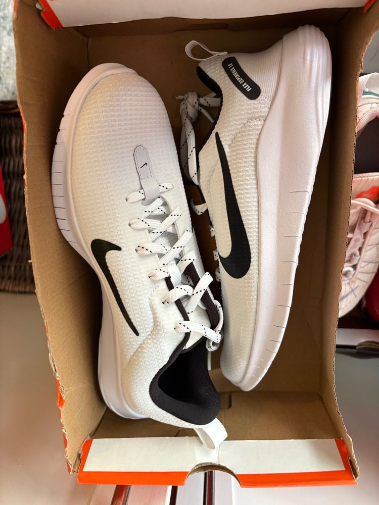 Immagine del prodotto Nike Nike White And Black Sneakers