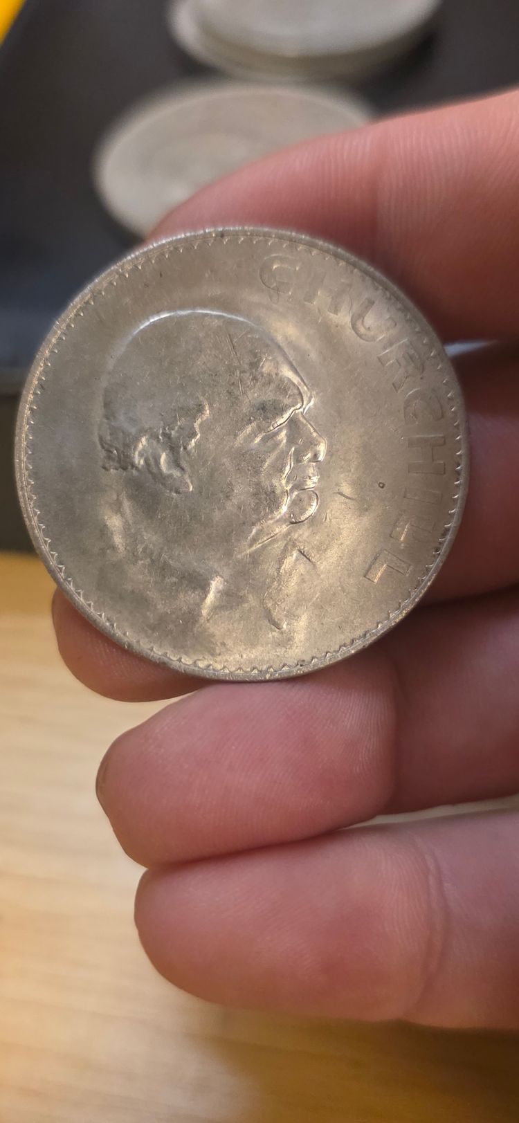 £3). Commemorative Coin Featuring Churchill And Queen Elizabeth Ii image 2