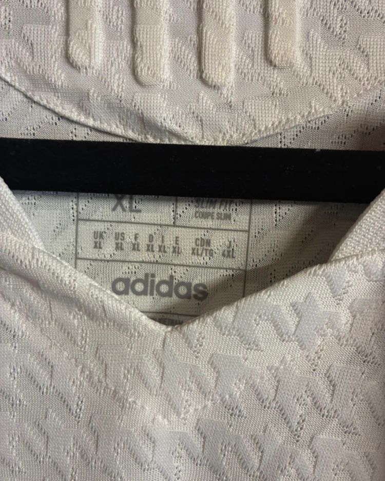 Immagine di Real Madrid 2024/25 Home Pro Shirt - Valverde 8  3