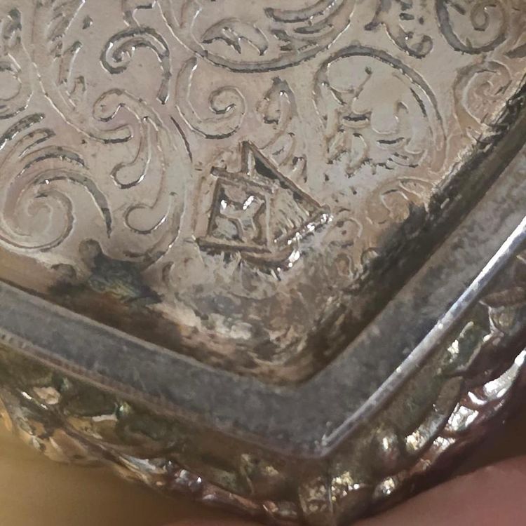 Heart-Shaped Ornate Metal Trinket Box With Red Velvet Interior imagen 3