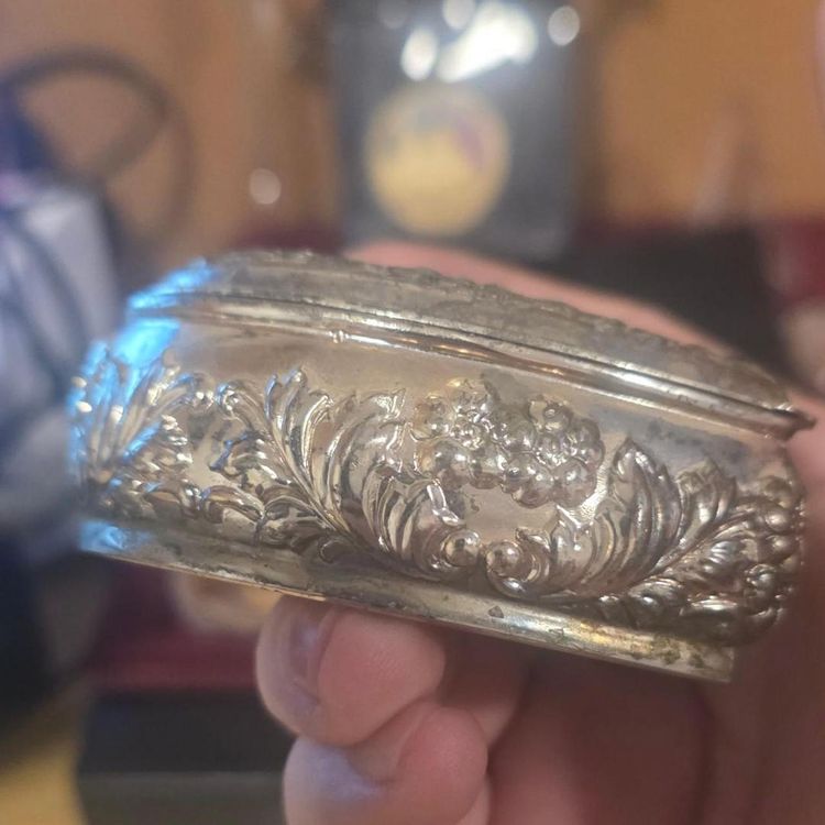 Heart-Shaped Ornate Metal Trinket Box With Red Velvet Interior imagen 4