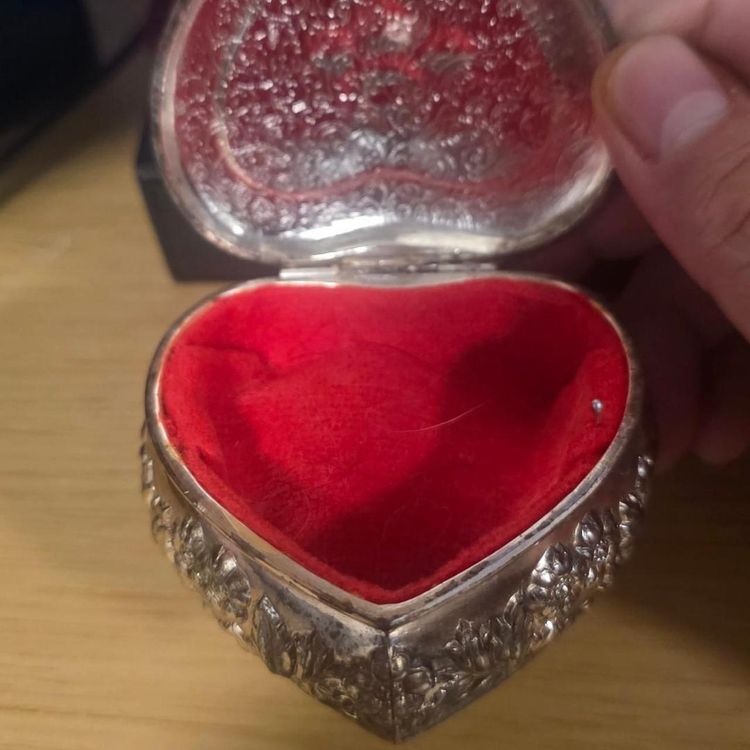 Heart-Shaped Ornate Metal Trinket Box With Red Velvet Interior imagen 7