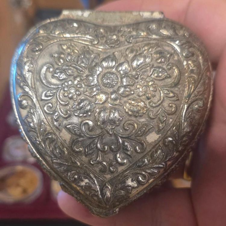 Heart-Shaped Ornate Metal Trinket Box With Red Velvet Interior imagen 8