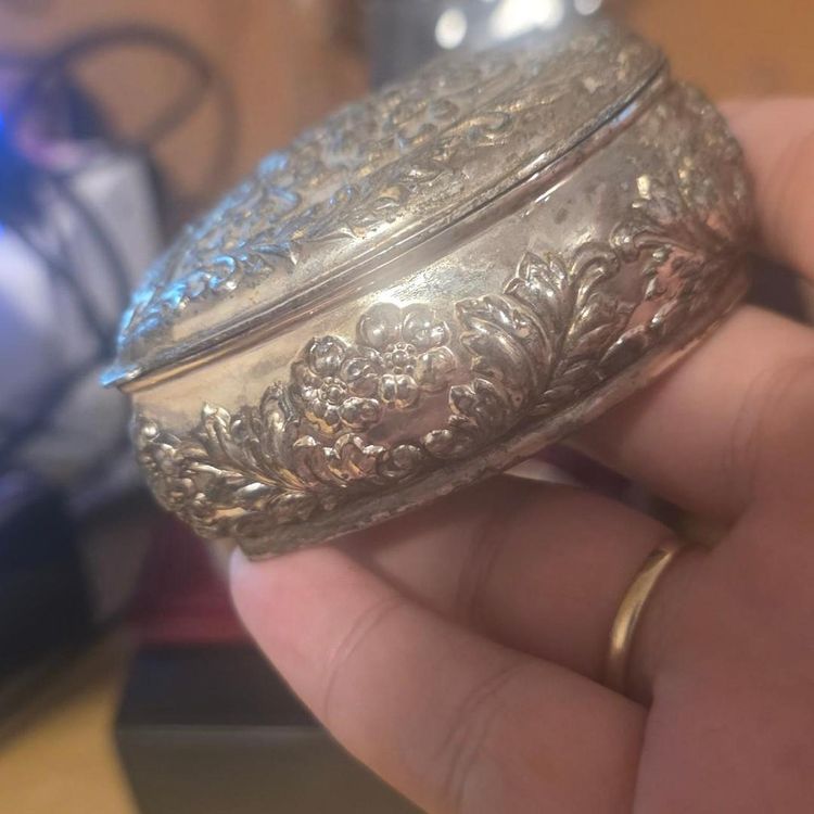 Heart-Shaped Ornate Metal Trinket Box With Red Velvet Interior imagen 2