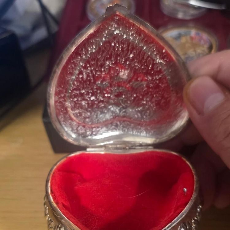 Heart-Shaped Ornate Metal Trinket Box With Red Velvet Interior imagen 5