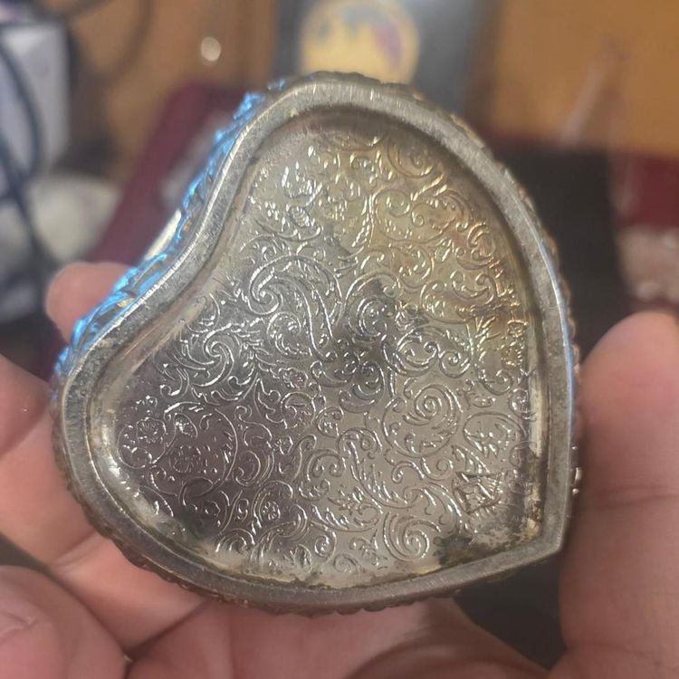 Heart-Shaped Ornate Metal Trinket Box With Red Velvet Interior imagen 6