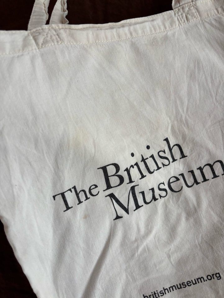 White Tote Bag With The British Museum Text imagen 2