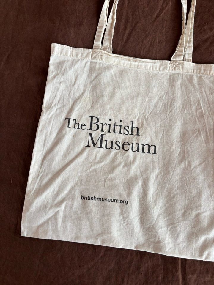 White Tote Bag With The British Museum Text imagen 1