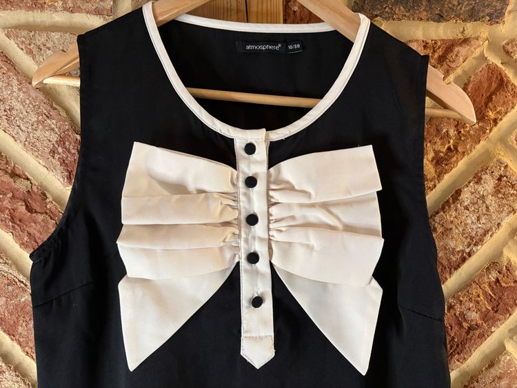 Atmosphere Sleeveless Black Dress With White Bow imagen 4