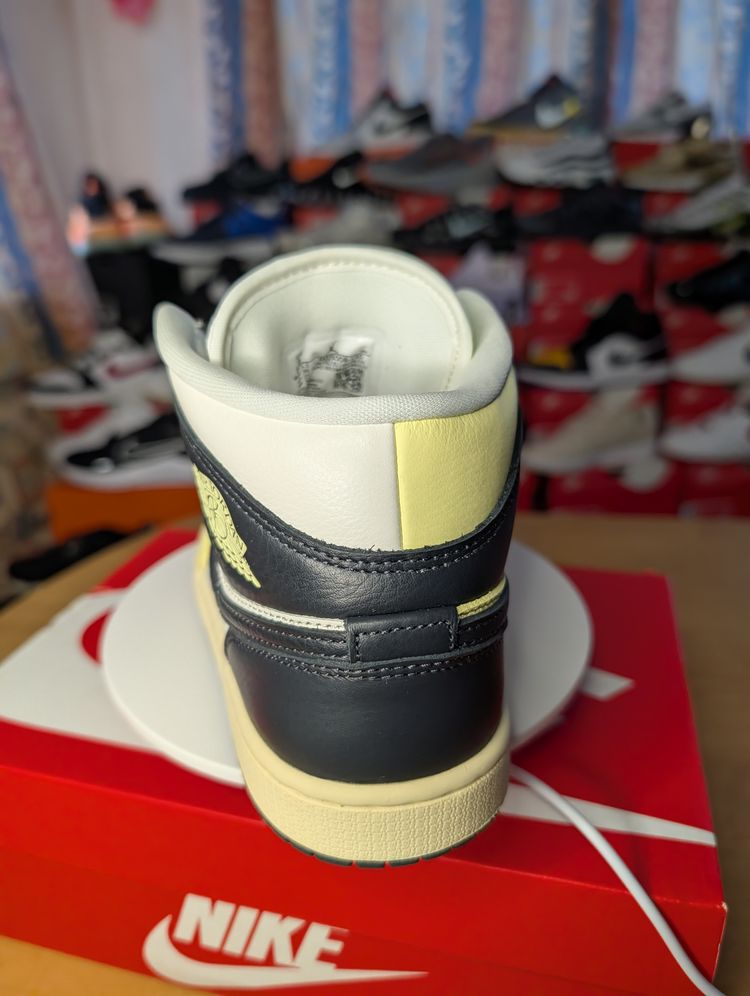 WMNS Nike Air Jordan 1 Mid  SE- UK 5.5 image 2