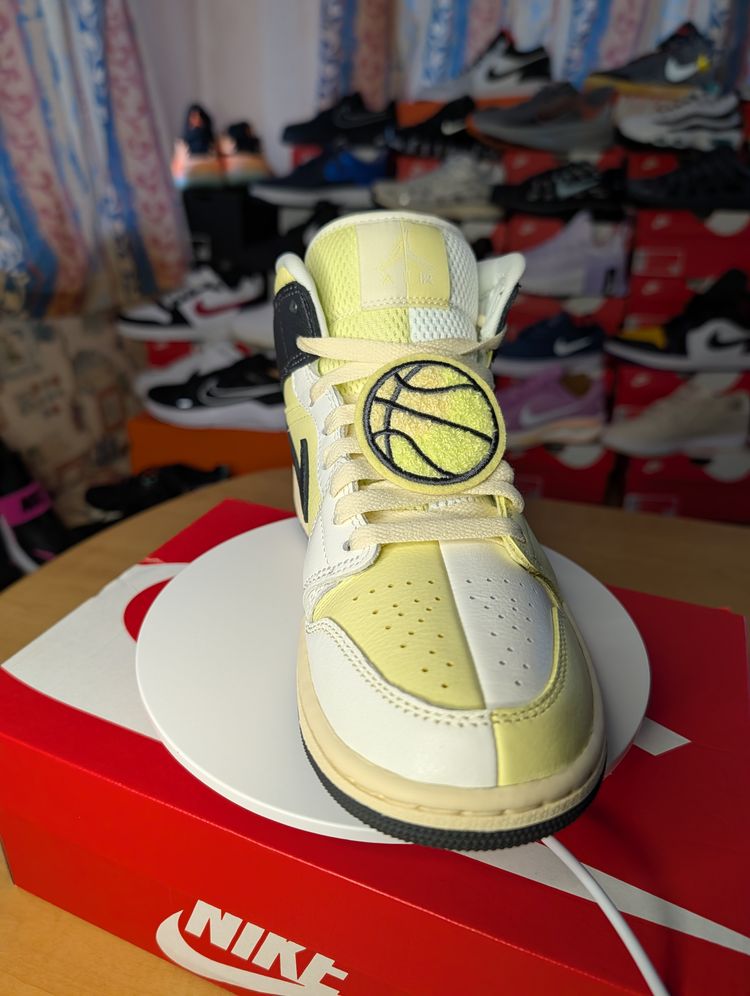 WMNS Nike Air Jordan 1 Mid  SE- UK 5.5 image 4