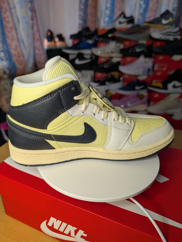WMNS Nike Air Jordan 1 Mid  SE- UK 5.5 image 3