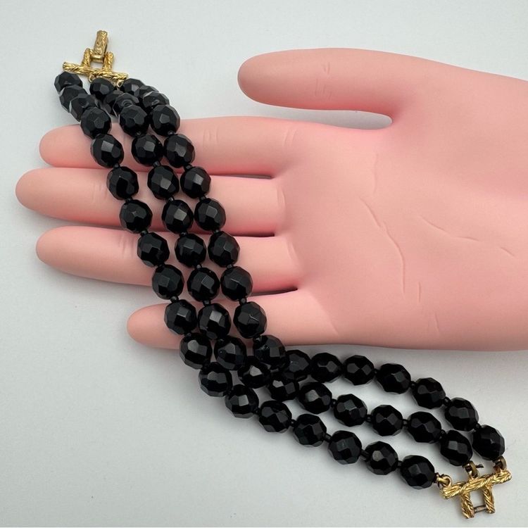 Black Beaded Bracelet With Gold Clasp obraz 3