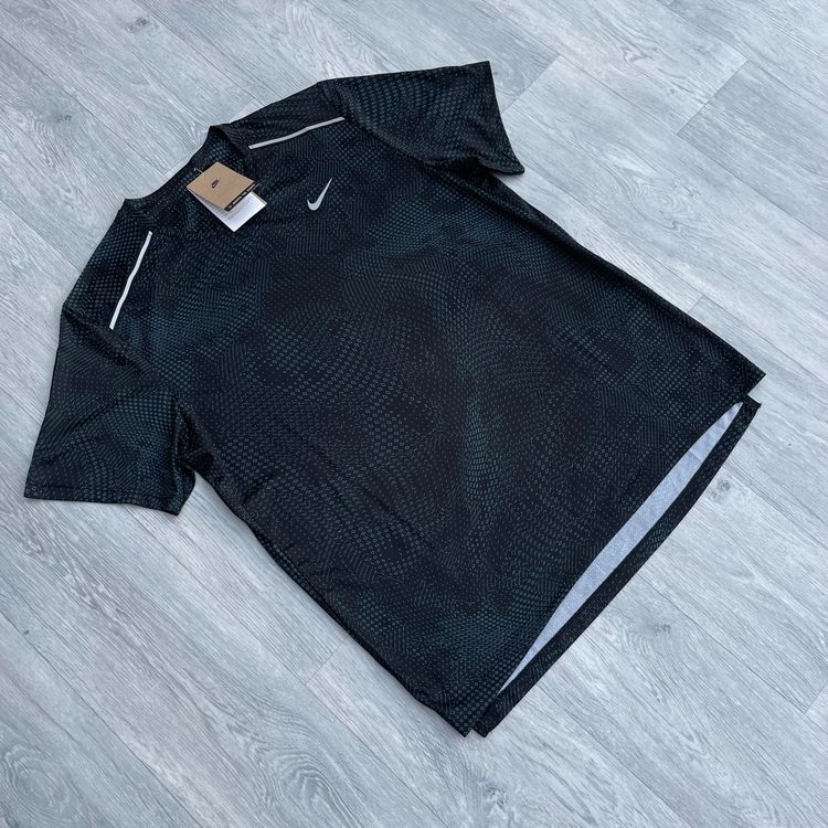 Immagine di Nike Dri Fit Festival Miler Windbreaker, Top and 7" Challenger Shorts Set - Black/Blue 3